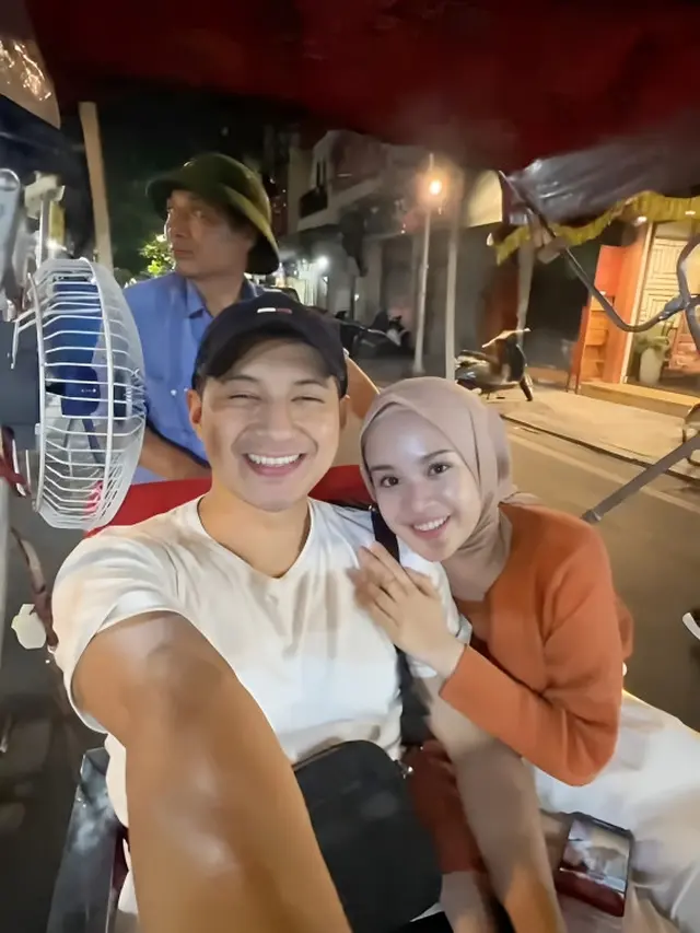 7 Potret Bulan Madu Chand Kelvin dan Dea Sahirah di Vietnam, Romantis Naik Becak