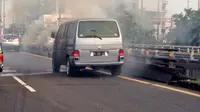 Mobil VW Terbakar di Tol Cawang (@TMCPoldaMetro)