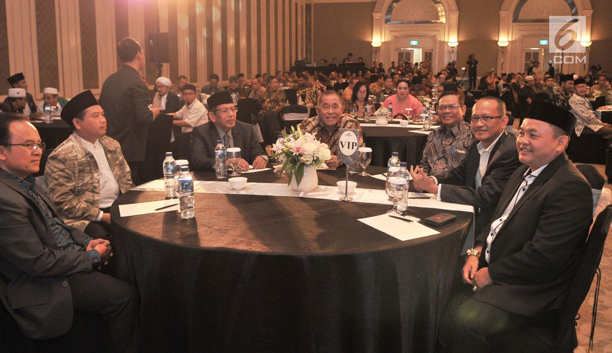Menteri Pertahanan Ryamizard Ryacudu (tengah) saat menghadiri Silaturahmi dan Halalbihalal bersama Presidium Alumni 212 di Hotel Sangri-la, Jakarta, Kamis (27/6/2019). Acara ini bertujuan merajut kembali persatuan dan kesatuan serta menjaga kedamaian usai Pemilu 2019. (merdeka.com/Iqbal Nugroho)