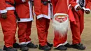 Anak-anak sekolah India berbaris mengenakan kostum Santa Claus dalam acara Natal di sebuah sekolah di Chennai, (5/12). Natal adalah hari raya umat Kristen yang diperingati setiap tanggal 25 Desember. (AFP Photo/Arun Sankar)