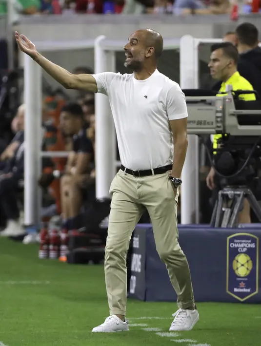 Gaya pelatih Manchester City, Pep Guardiola memberikan arahan kepada anak asuhnya saat melawan Manchester United pada laga International Champions Club di NRG Stadium, Houston, (20/7/2017). (AP/David J. Phillip)