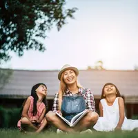 Berkebun bisa menjadi media belajar yang efektif. Orangtua dapat mengajarkan konsep sederhana seperti menunggu hasil, mengenali tanaman yang siap dipanen, hingga belajar dari kesalahan. (foto/dok: freepik)