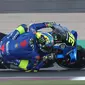 Joan Mir. Pembalap Spanyol berusia 24 tahun yang memperkuat tim Suzuki Ecstar ini menempati peringkat ke-3 di MotoGP Musim 2021 lalu. Pada seri pertama MotoGP 2022 di Qatar ia yang start dari posisi ke-8 ini hanya finis di posisi ke-6 akibat kendala cengkeraman ban belakang. (AFP/Karim Jaafar)