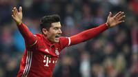  Penyerang Bayern Muenchen, Robert Lewandowski melakukan selebrasi usai mencetak gol ke gawang Arsenal pada 16 besar Liga Champions di Allianz Arena, Munchen, (16/2). Bayern menang telak atas Arsenal dengan skor 5-1. (AFP Photo / Christof stache)
