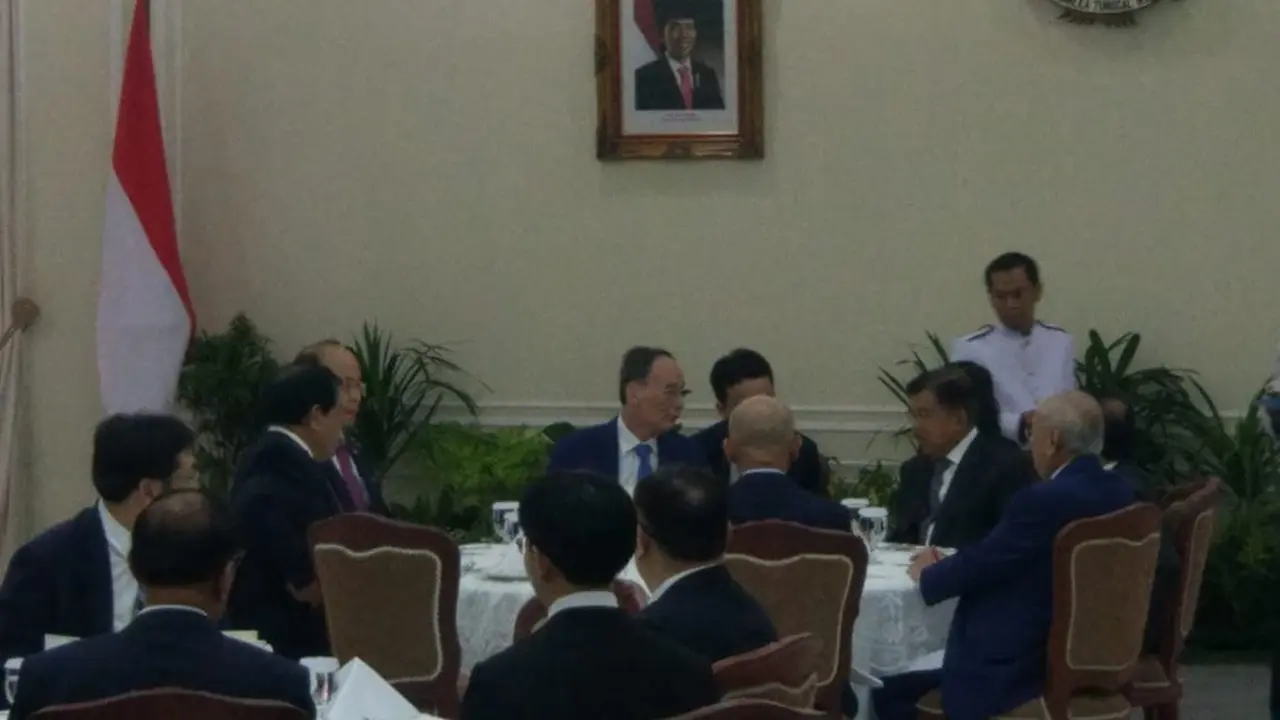 Wakil Presiden Jusuf Kalla menerima kedatangan Wakil Presiden China, Wang Qishan di Istana Wakil Presiden, Sabtu (19/10/2019).