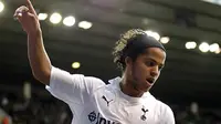 Penyerang Tottenham Hotspur Giovani dos Santos merayakan gol ke gawang Cheltenham Town pada partai putaran ketiga FA Cup di White Hart Lane, London, 7 Januari 2012. AFP PHOTO/IAN KINGTON