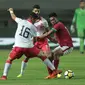 Pemain Timnas Indonesia U-23, Lerby Eliandri (kanan) berusaha melewati adangan dua pemain Bahrain pada laga PSSI Anniversary Cup 2018 di Stadion Pakansari, Bogor, (26/4/2018). Bahrain unggul sementara 1-0. (Bola.com/Nick Hanoatubun)
