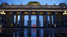 Huruf 'Z' dan 'V' melambangkan operasi militer khusus Rusia di Ukraina menghiasi pintu masuk Taman Gorky yang dihias untuk perayaan Natal dan Tahun Baru di Moskow, Rusia, Selasa (20/12/2022). Kementerian Pertahanan Rusia pernah memposting di laman Instagram-nya, dan menuliskan bahwa Z berarti Za pobedu (untuk kemenangan) dan V berarti (kekuatan kebenaran). (AP Photo/Alexander Zemlianichenko)