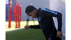 Neymar pesepak bola Barcelona terjungkal saat ia gagal menyambut operan yang diberikan oleh Lionel Messi kepada dirinya.