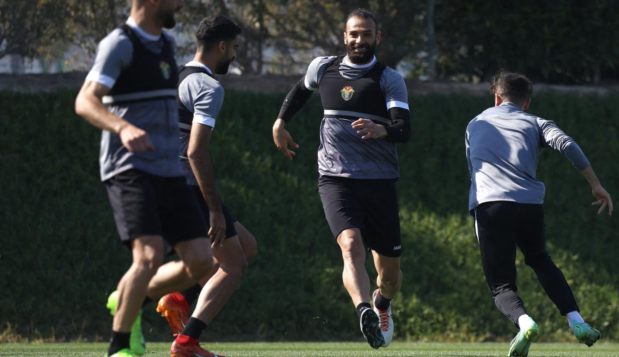 Para pemain Yordania saat melakukan latihan jelang laga final melawan Qatar di Lusail, Doha, Jumat (9/2/2024). (AFP/Karim Jaafar)