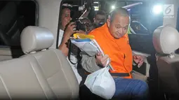 Miftahhudi, pengusaha yang diduga menyuap Bupati Subang Imas Aryumningsih, menaiki mobil menuju Rumah Tahanan (Rutan) seusai menjalani pemeriksaan di Gedung KPK, Jakarta, Kamis (15/2). (Liputan6.com/Herman Zakharia)