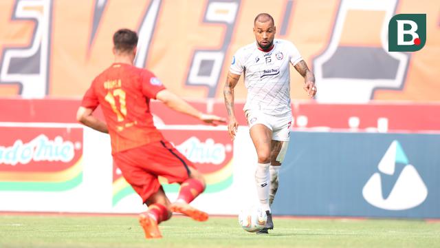 Foto: Gocekan Maut Gustavo Almeida yang Berujung Gol ke Gawang Persija, Plus Kasi Benjol di Kepala Kudela