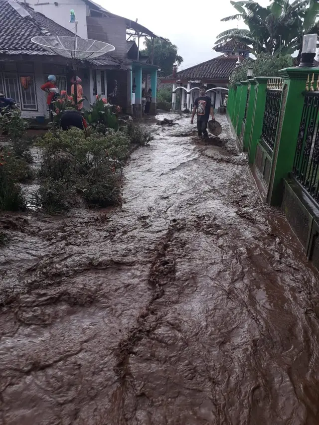 Luapan air dari sungai Cibeureum nampak menggenangi pemukiman warga di desa Barasuda, Garut