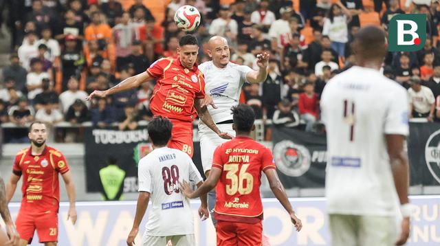 Duel ketat pertandingan antara tuan rumah Persija Jakarta kontra PSM Makassar pada ajang BRI Super League 2025/2026 di Stadion JIS, Jakarta hari Jumat malam WIB. (Abdul Aziz/Bola.com)