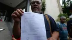Perwakilan warga dari kasus penipuan perjalanan Travel Agent Hidup Makmur Tentram (HMT) menunjukkan surat laporan di Polda Metro  Jaya, Jakarta, Jumat (10/5). Ratusan orang jemaat batal berangkat ke Yerusalem hingga saat ini belum ada kejelasan untuk berangkat. (merdeka.com/Imam Buhori)