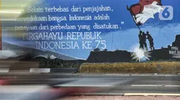 Mural bertema HUT ke-75 RI menghiasi Jalan Abdullah Syafei, Jakarta, Minggu (16/8/2020). Jelang HUT ke-75 RI, mural bernuansa Merah Putih banyak menghiasi jalanan Ibu Kota guna memberi semangat nasionalisme kepada warga di tengah pandemi COVID-19. (merdeka.com/Iqbal S.Nugroho)