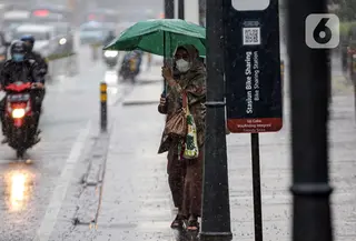 Pejalan kaki menggunakan payung saat hujan deras di kawasan Thamrin, Jakarta, Rabu (23/11/2022). Kepala Pelaksana Badan Penanggulangan Bencana Daerah (BPBD) DKI Jakarta Isnawa Adji mengimbau masyarakat untuk mengurangi aktivitas di luar rumah apabila Jakarta mengalami cuaca ekstrem. (Liputan6.com/Faizal Fanani)