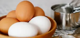 Telur rebus mengandung banyak nutrisi, seperti protein tinggi, lemak sehat, zat besi, vitamin, serta mineral. (Foto/dok: Pexels/Felicity Tai)
