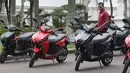 Paspampres mengecek motor Gesits di Halaman Istana Merdeka, Jakarta, Rabu (7/11). Produksi Gesits akan dilakukan di pabrik PT Wika Industri dan Konstruksi di Gunung Putri Bogor dengan kapasitas produksi 50 ribu unit satu tahun. (Liputan6.com/Angga Yuniar)