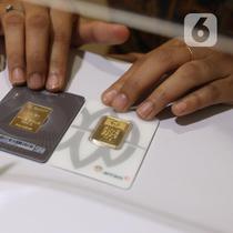 Pegawai menunjukkan emas batangan 24 karat di gerai Galeri 24, kawasan Kebayoran Baru, Jakarta, Kamis (5/8/2021). Harga emas yang dijual PT Aneka Tambang Tbk dijual lebih murah Rp 2.000 per gram pada hari ini ke posisi Rp 941 ribu per gram. (Liputan6.com/Angga Yuniar)