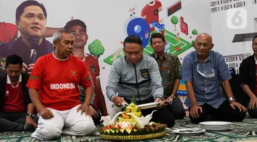 Wakil Ketua 1 PSSI, Zainudin Amali memotong tumpeng saat syukuran menyambut hari ulang tahun PSSI ke-93 di Stadion Utama Gelora Bung Karno, Jakarta, Jumat (14/3/2023). (Liputan6.com/Herman Zakharia)