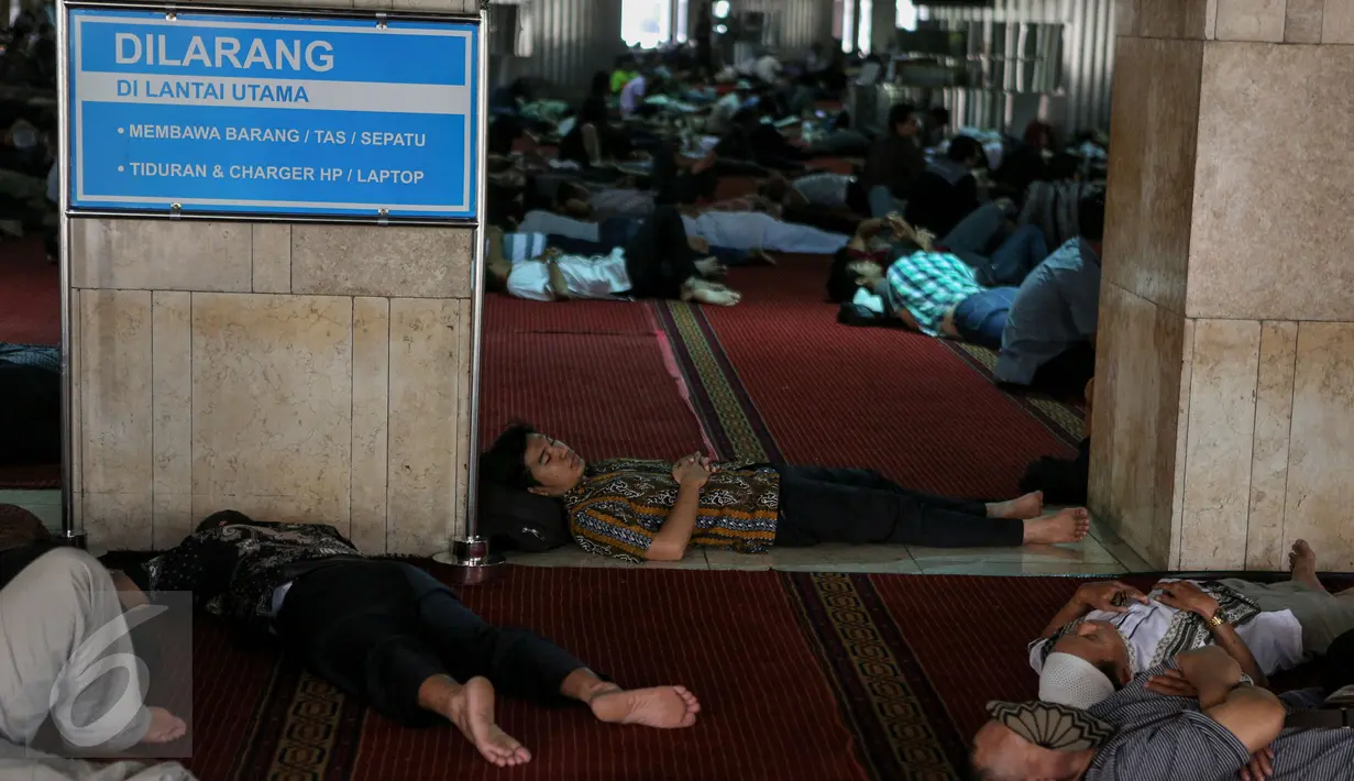 Seorang jamaah tampak asyik tertidur di Masjid Istiqlal, Jakarta, Jumat (19/6). Selain membaca Alquran, sejak memasuki bulan Ramadan, warga setiap hari memenuhi Masjid Istiqlal untuk beristrahat sambil menunggu berbuka puasa. (Liputan6.com/Faizal Fanani)