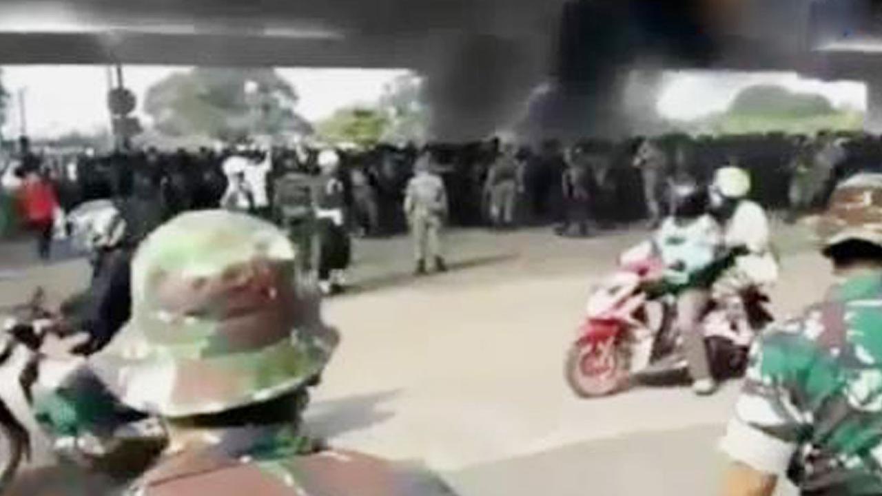 Puluhan Warga Adang Pengosongan Rumah Dinas TNI di Jatiwaringin