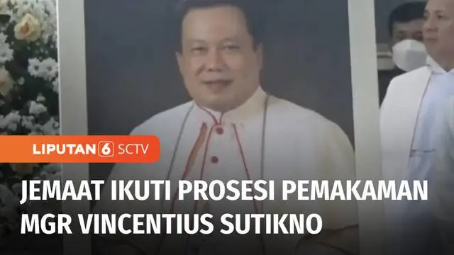 Ribuan jemaat mengikuti prosesi pemakaman Uskup Surabaya Mgr. Vincentius Sutikno Wicaksono di Gereja Puhsarang, Kediri, Jawa Timur. Uskup Vincentius dimakamkan di Mausoleum Puhsarang yang merupakan khusus untuk pemakaman uskup dan romo.