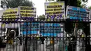 Sejumlah Aktivis Lingkungan menggunakan pakaian antiradiasi dan masker melakukan aksi protes pencemaran sungai Brantas di Kementerian Pekerjaan Umum dan Perumahan Rakyat, Jakarta, Jumat (19/1). (Liputan6.com/Johan Tallo)