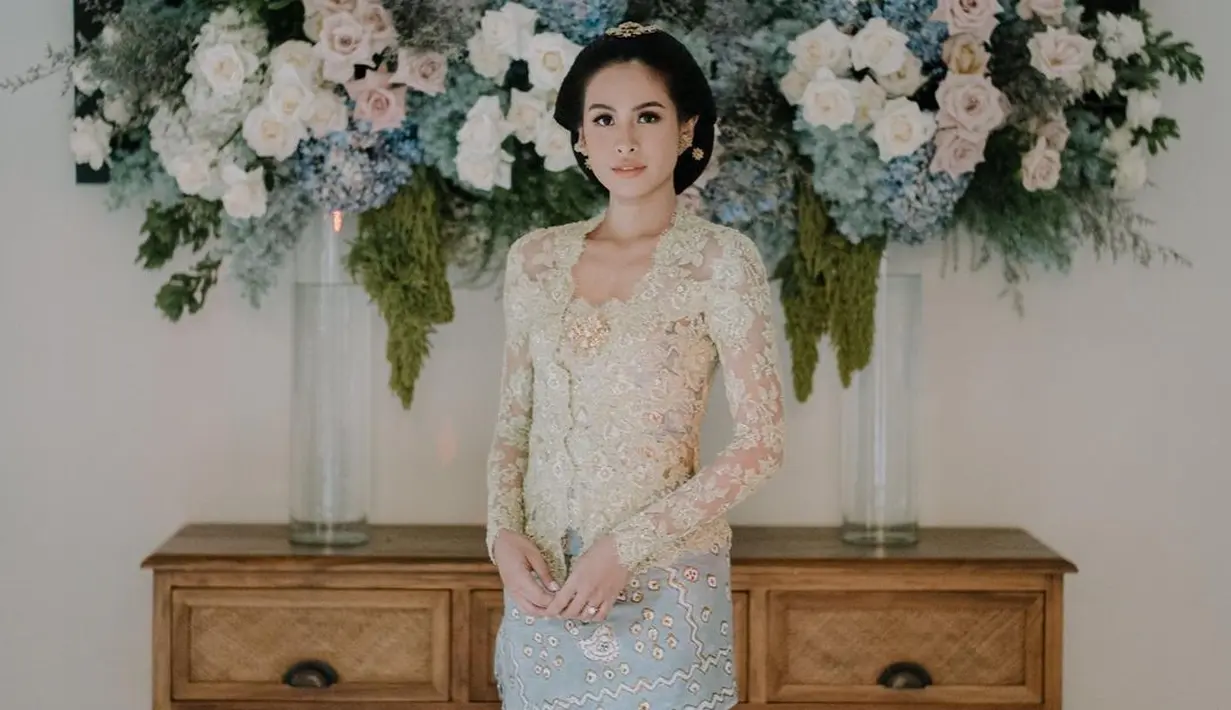 <p>Kebaya tersebut rancangan desainer kebaya Vera Anggraini dengan sentuhan detail yang memesona.</p>