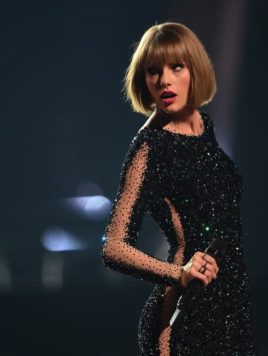 Tetapi, melihat tingkah laku Taylor Swift yang mencium pipi dan menari didepan Mike, membuat para tamu pesta sontak teriak histeris. Bagiamana tidak, Taylor pesta tanpa kehadiran Tom Hiddleston. (AFP/Bintang.com) 