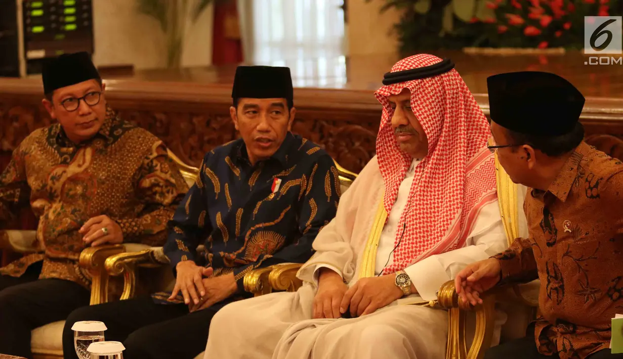 Presiden Jokowi (dua kiri) didampingi Menag Lukman Hakim Saifuddin (kiri) dan Mensesneg Pratikno (kanan) bersama Pangeran Khalid bin Sultan Abdul Aziz Al Suud di Istana Negara, Kamis (22/3). (Liputan6.com/Angga Yuniar)