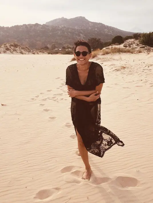 Maxi dress dengan material see-through dan detail aksen bordir warna hitam bisa jadi inspirasi tampil stylish di pantai. Pilih bikini warna senada untuk menyempurnakan tampilan. (Foto: Instagram/oscarlawalata)