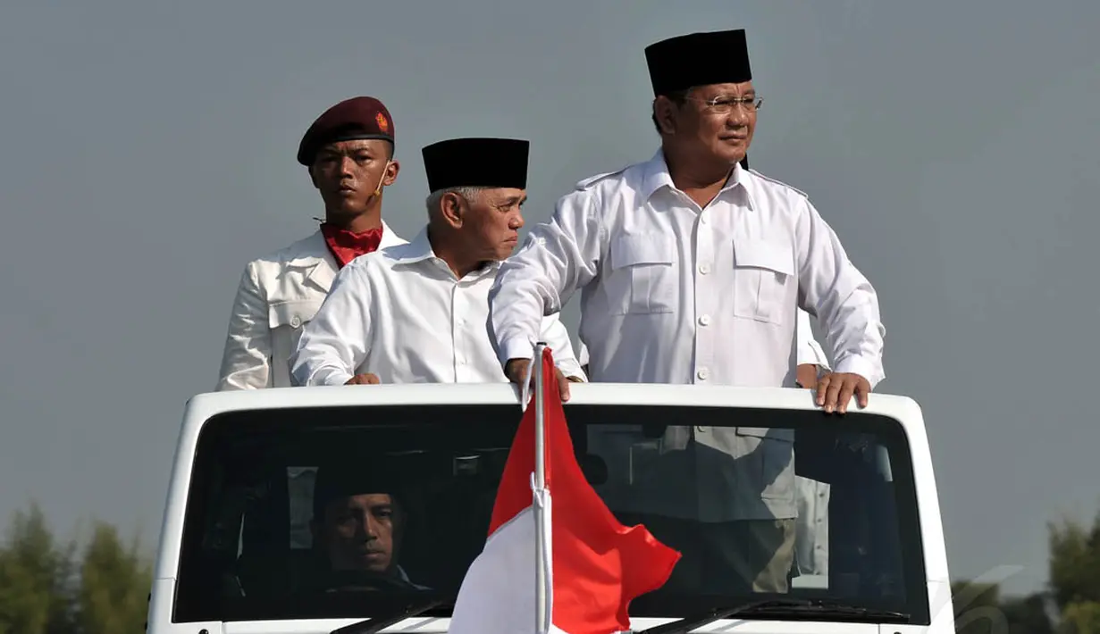 Ditemani wakilnya, Hatta Rajasa, mantan Danjen Kopassus itu tampak menaiki mobil jeep terbuka untuk mengecek kesiapan pasukan, Bogor, Minggu (17/8/14). (Liputan6.com/Johan Tallo)