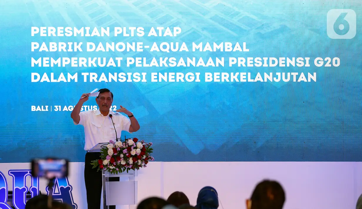 Menteri Koordinator Bidang Kemaritiman dan Investasi Luhut Binsar Pandjaitan menyampaikan sambutan saat Peresmian PLTS Atap Pabrik Danone - Aqua Mambal di Badung, Bali, Rabu (31/8/2022). Acara tersebut kolaborasi antara PLN dan PT Tirta Investama guna mendukung energi hijau serta rangkaian memperkuat pelaksanaan G20 dalam transisi energi berkelanjutan. (Liputan6.com/Johan Tallo)