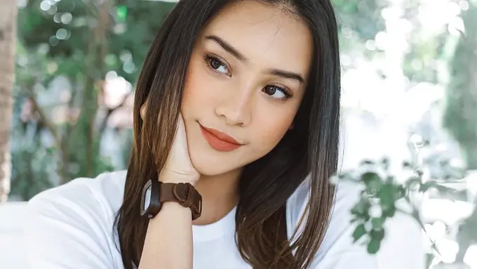 FOTO: Gaya Anya Geraldine Pakai Baju Putih, Tampil Memesona