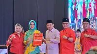 Pasangan bakal cagub dan cawagub Airin Rachmi Diany-Ade Sumardi resmi diusung PDIP maju di Pilgub Banten 2024, Minggu (25/8/2024). (Liputan6.com/ Pramita Tristiawati)