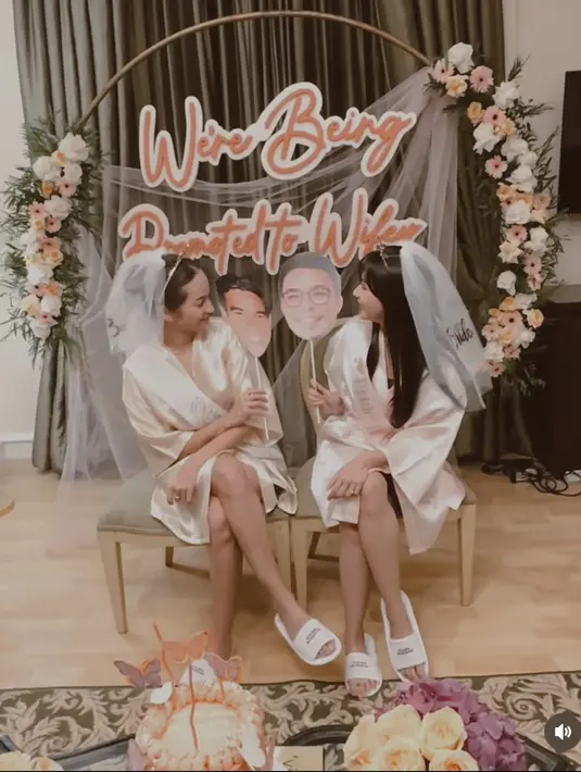 Mulai dari bando bertuliskan bride to be, veil, bahkan sama-sama pakai kalung dengan model yang sama. Sandal hotel juga dihitung kembaran yaa.. Hehehe [Foto: Instagram @jscmila]
