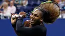 Petenis asal Amerika Serikat, Serena Williams bertanding melawan Karolina Pliskova dari Ceko pada perempat final turnamen AS Terbuka di New York, Selasa (4/9). Serena memastikan diri lolos ke babak semifinal berkat kemenangan 6-4 dan 6-3. (AP/Adam Hunger)