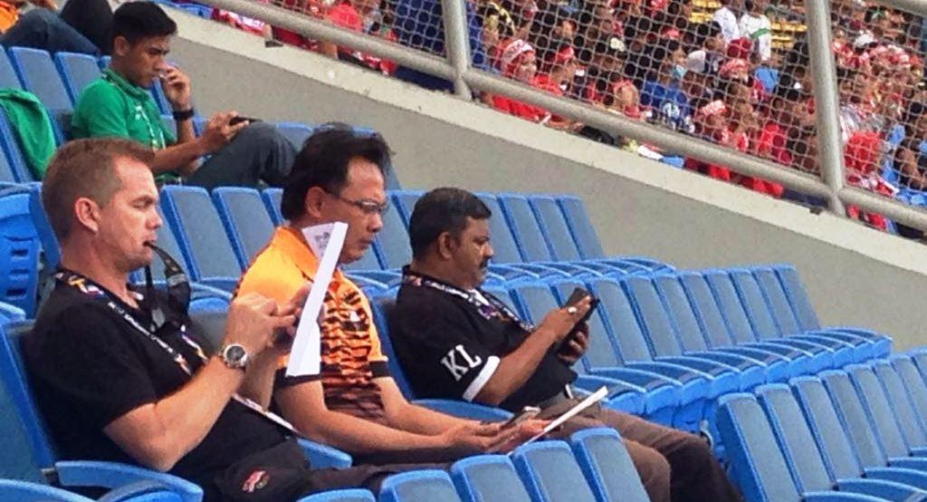 Pelatih Timnas Malaysia U-22 Ong Kim Swee, berada di tribune Stadion Shah Alam, Selangor, Kamis (24/8/2017). (Bola.com/Benediktus Gerendo Pradigdo)