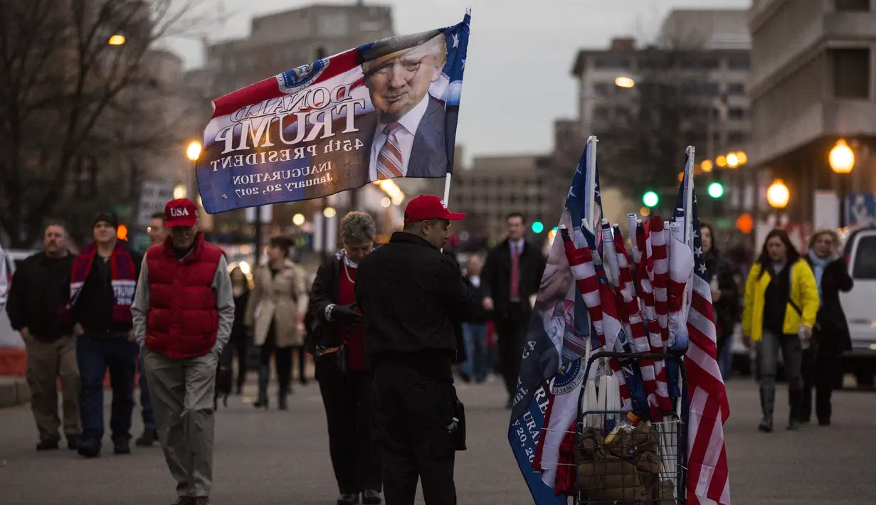 Warga AS yang dilaporkan mencapai 800 ribu orang yang akan menonton langsung pelantikan Trump dan Mike Pence sebagai Presiden dan Wakil Presiden AS, dipusatkan di National Mall, yang terletak dekat Gedung Capitol, AS, Jumat (20/1).(AFP Photo)