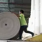 Pekerja beraktivitas membawa gulungan kertas di pabrik PT Eco Paper Indonesia di Subang, Jawa Barat (Liputan6.com/HO)