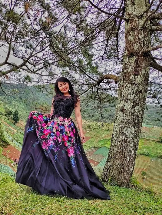 Melansir Kapanlagi.com, Tessa pun menceritakan tentang perbedaan karakter dari kedua anaknya. Andisa Leota Anabel Tumiwa lebih mandiri, sedangkan Andisa Latafka Avram Tumiwa masih terbilang cukup manja. (Instagram/tessakaunang_tuiit)