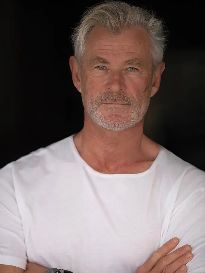 Chris Hemsworth tampil menua. (Foto: Instagram/chrishemsworth)