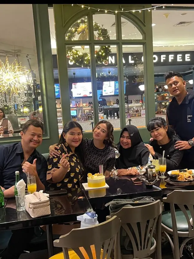 6 Potret Kebersamaan Dewi Perssik dan Rosa Meldianti Selama Hamil, Ditemani Lahiran