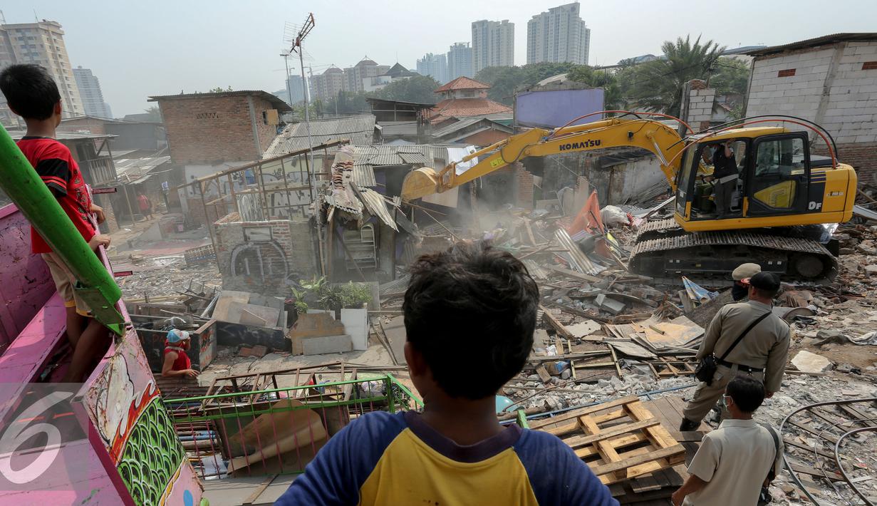Petugas dibantu dengan alat berat merobohkan bangunan di kawasan Kebon Kosong, Jakarta, Senin (15/6/2015). Pembongkaran tersebut dilakukan untuk membenahi wilayahnya agar aktivitas pedagang kaki lima (PKL) lebih tertata. (Liputan6.com/Faizal Fanani)