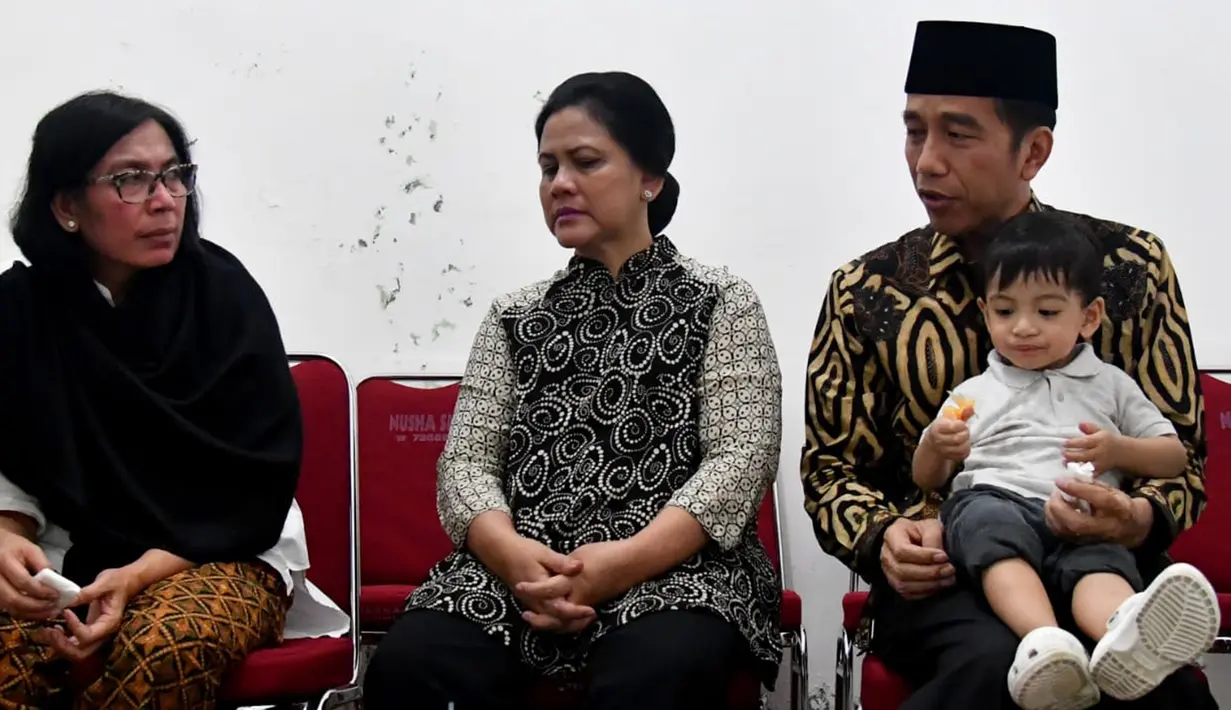 Presiden Jokowi dan Ibu Negara Iriana melayat ke rumah duka besannya, Didit Supriyadi, di Sumber, Solo, Selasa (3/4). Mertua Gibran Rakabuming Raka itu meninggal dunia di Rumah Sakit Dr. Moewardi, Solo. (Liputan6.com/Pool/Kris-Biro Pers Setpres)