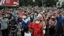 Warga memberikan hormat saat pengibaran bendera Merah Putih dalam Upacara HUT ke-77 Republik Indonesia yang disaksikan dari Taman Aspirasi Monumen Nasional (Monas), Rabu (17/8/2022). Setelah sempat ditiadakan selama 2 tahun akibat pandemi Covid-19, Upacara Peringatan Kemerdekaan Republik Indonesia disambut antusias warga dari berbagai daerah yang berdatangan untuk mengikuti meski hanya dari luar Istana Negara. (merdeka.com/Iqbal S Nugroho)