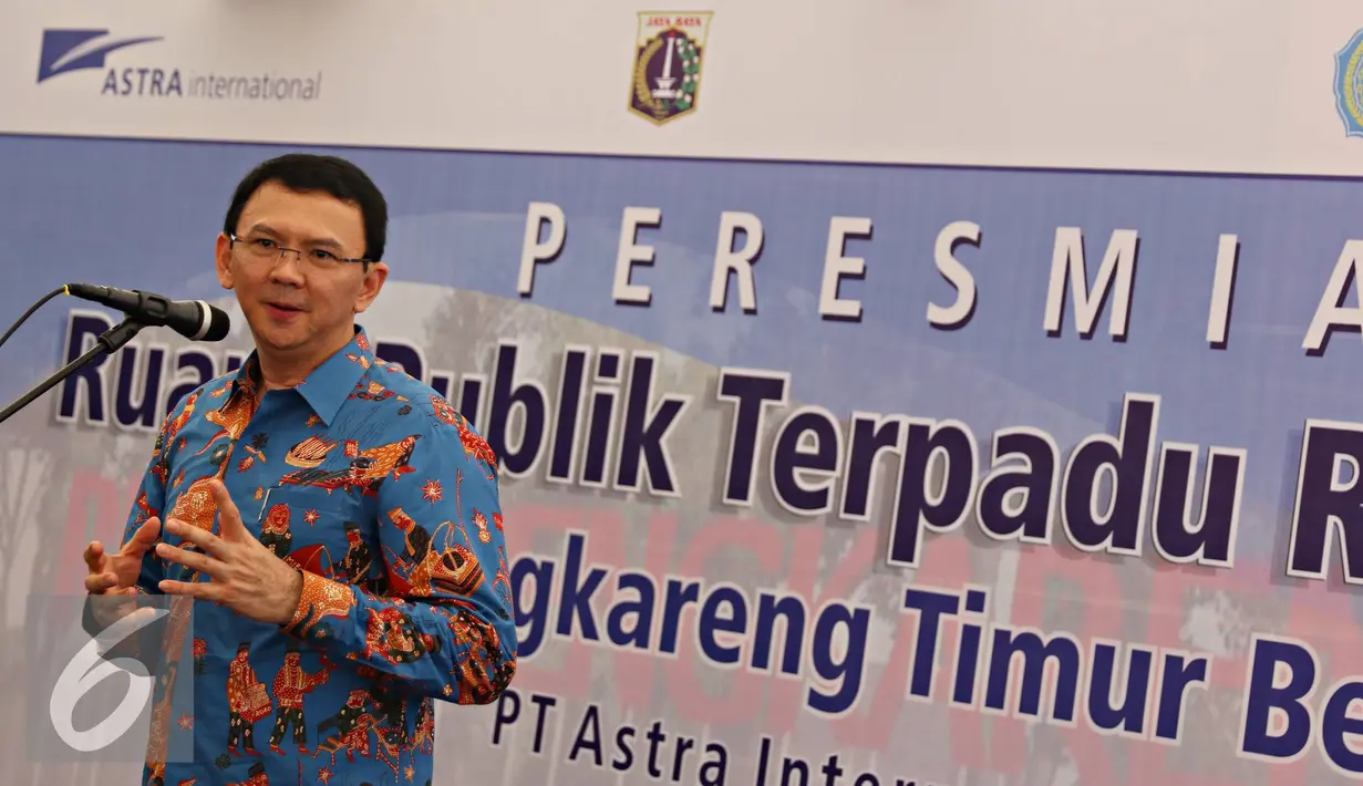 Gubernur DKI Jakarta, Basuki T Purnama memberikan kata sambutan saat meresmikan RPTRA Tahap II di Jakarta Barat, Kamis (18/2). Pembangunan RPTRA bertujuan sebagai ruang publik bagi warga. (Liputan6.com/Immanuel Antonius)