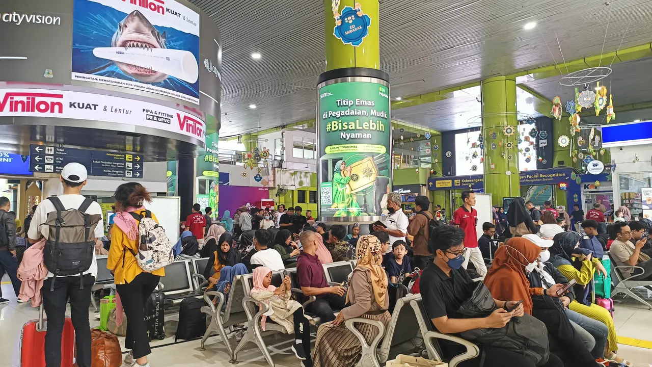 Situasi Stasiun Gambir, Jakarta pada Minggu (7/4/2024) atau tiga hari menjelang Hari Raya Idul Fitri 1445 H/Lebaran 2024.